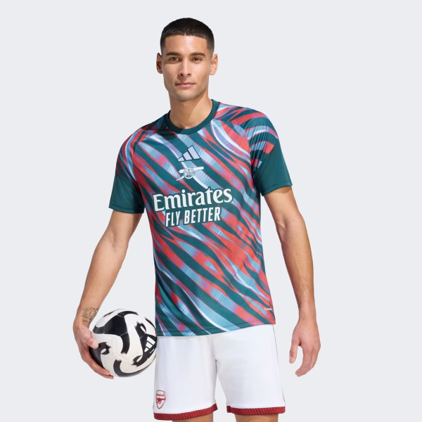 KC0011_21_model Arsenal FC Red & Blue Graphic Pre-Match Jersey