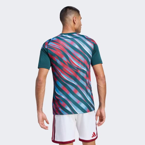 KC0011_23_hover_model Arsenal FC Red & Blue Graphic Pre-Match Jersey